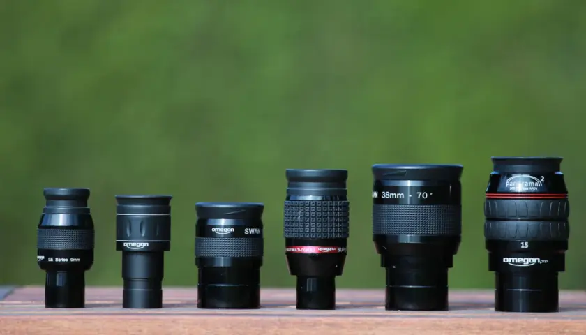 Sześć różnych okularów do teleskopu, od lewej: 9mm LE, Omegon, Omegon SWAN, Omegon SUPER, 38mm 70°, 15mm Panorama².
