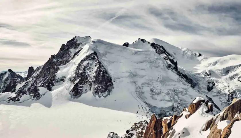 Majestuosas cumbres nevadas, un desafío para quienes sueñan con subir al Mont Blanc. El sol ilumina la inmensidad helada.