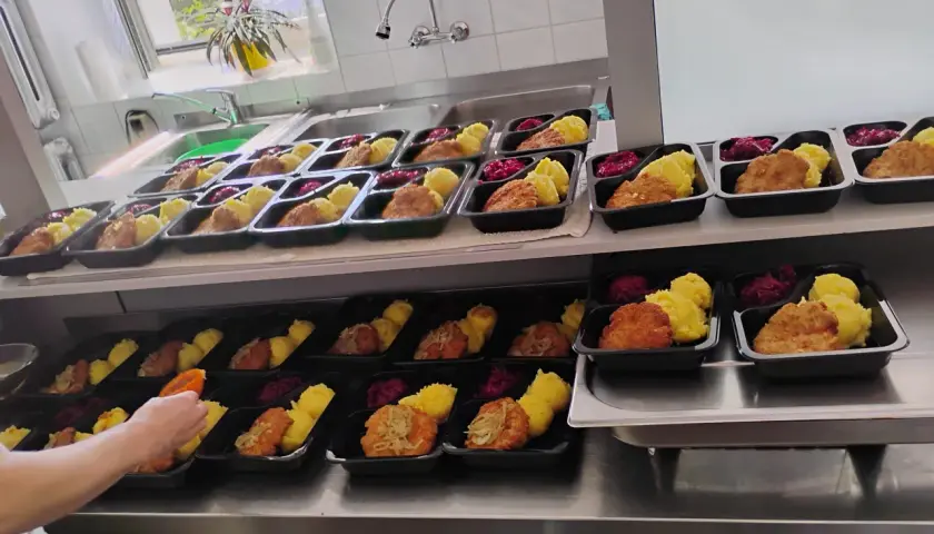 Przygotowywanie posiłków w restauracji to prawdziwa koronkowa robota. Kotlety, ziemniaki i surówka czekają w pojemnikach.