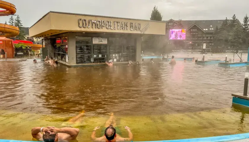Relaks w termach na Słowacji blisko granicy. Kąpiel w ciepłej wodzie przy barze "Cosmopolitan".