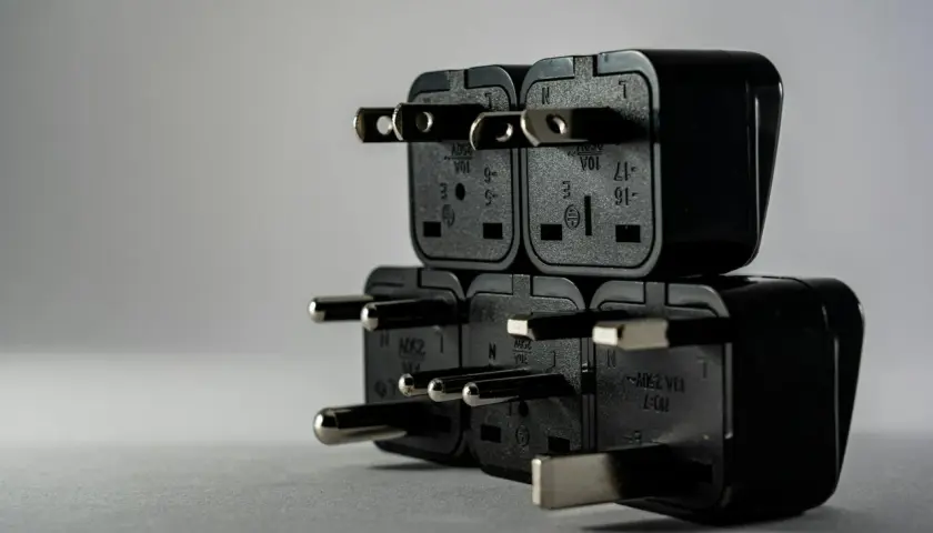 Stos wtyczek elektrycznych, symbolizujący brak jednej fazy w domu.