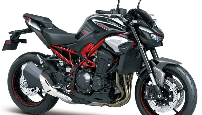 Kawasaki Z900 negra y roja, una moto potente. Su peso es ideal para maniobrar con agilidad.