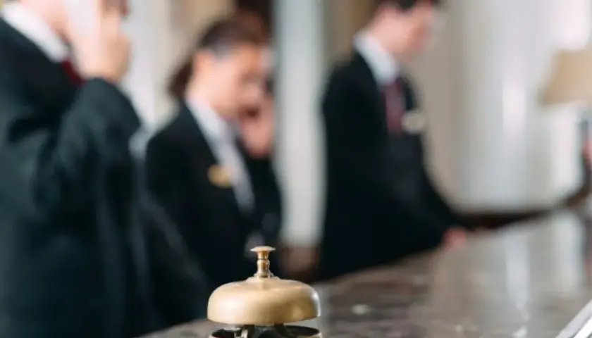 Kto pracuje w hotelu? Od recepcji po dyrektora pełny przewodnik