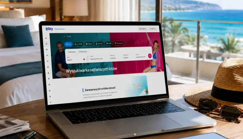 Szukasz tanich lotów na majówkę? Laptop z widokiem na morze pokazuje wyszukiwarkę lotów eSky.