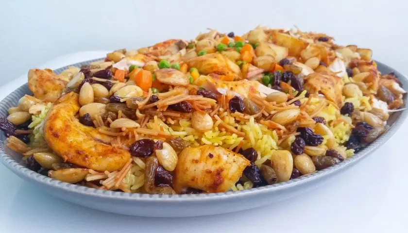 En stor portion av en läcker biryani med kyckling, ris, nötter och russin. Ett perfekt biryani recept för en festmåltid.