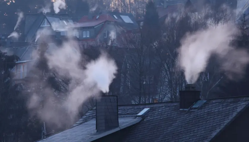 Dym z kominów nad osiedlem. Czy w kominku z płaszczem wodnym można palić węglem? To pytanie nurtuje wielu właścicieli domów.