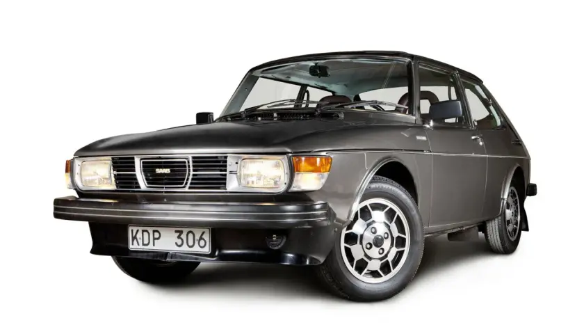 Grå Saab 99 EMS, en klassisk svensk bil med kromdetaljer och en ikonisk design.