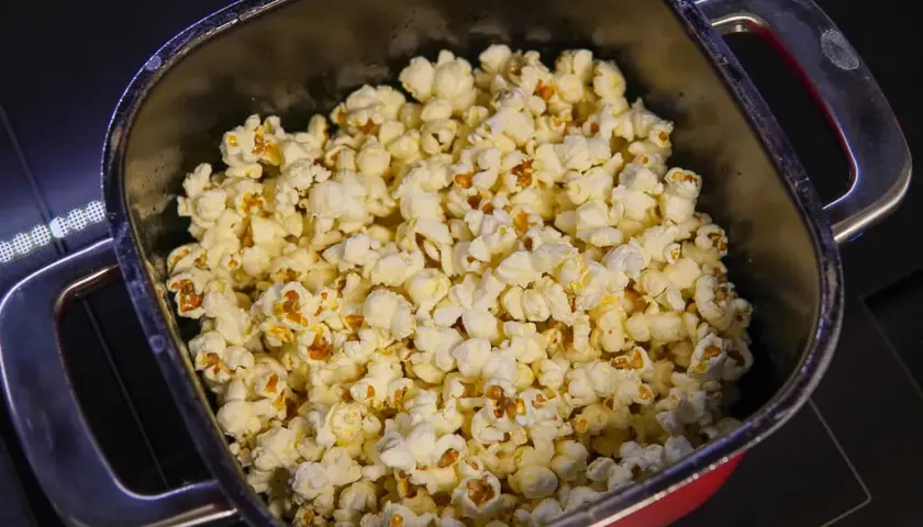 Jak zrobić popcorn maślany na patelni: najlepszy przepis krok po kroku