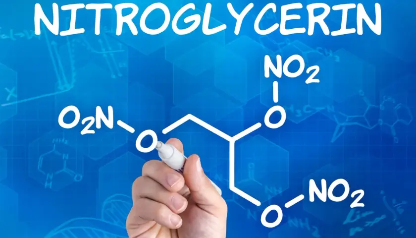 Rysunek przedstawia wzór chemiczny nitrogliceryny, z ręką piszącą markerem.