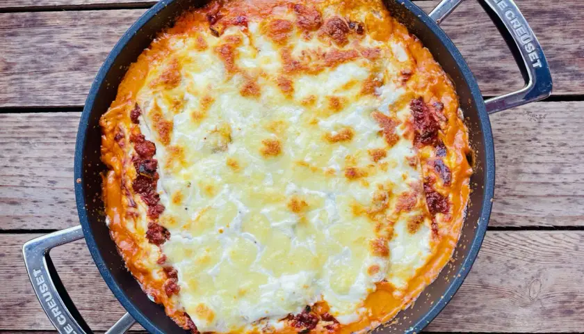 Herzhafte One Pot Lasagne in einer Pfanne, goldbraun überbacken mit geschmolzenem Käse. Perfekt für einen gemütlichen Abend.