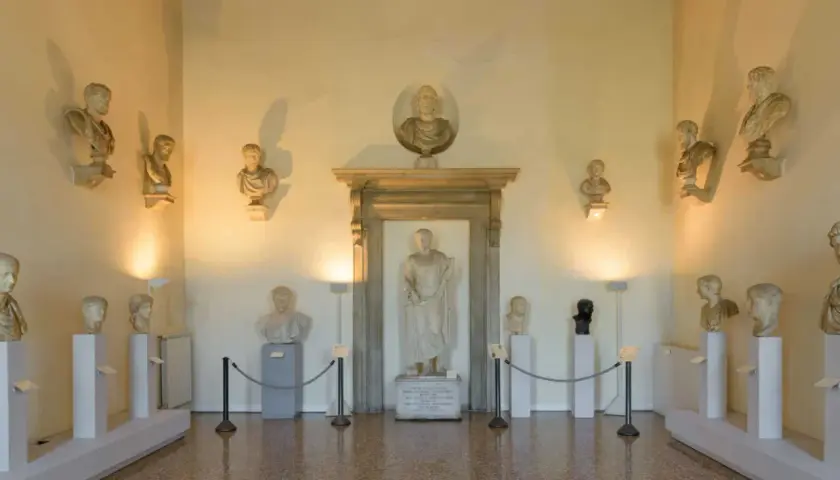 Salle du musée archéologique de Venise, avec bustes romains et statue centrale.