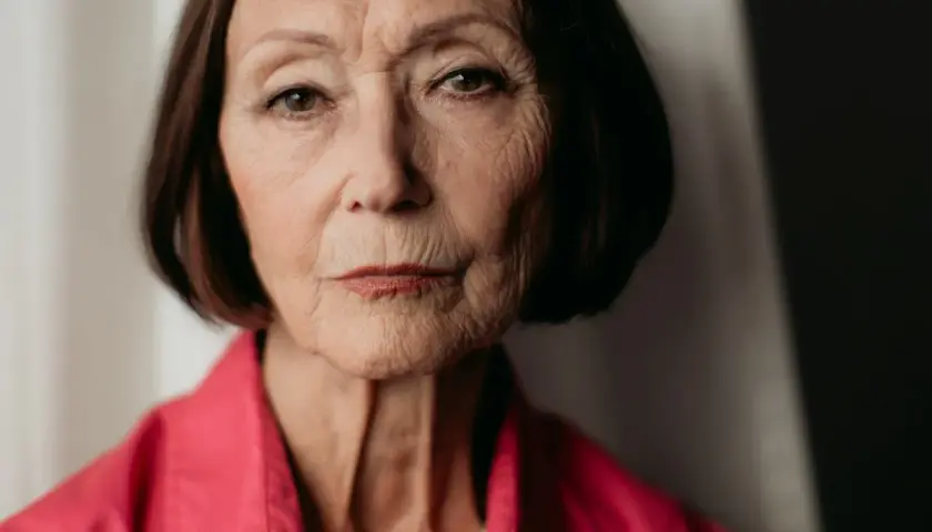 Portret starszej kobiety w różowej koszuli, z naszyjnikiem z pereł. Ewa Woydyłło-Osiatyńska, pierwsza żona, wspomina.
