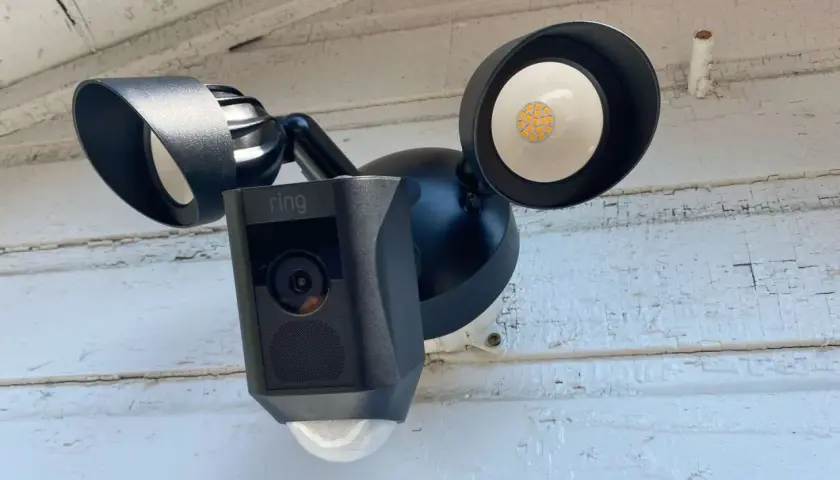 Foco de seguridad Ring con cámara y luces LED. Su sensor crepuscular detecta la oscuridad para encenderse automáticamente.