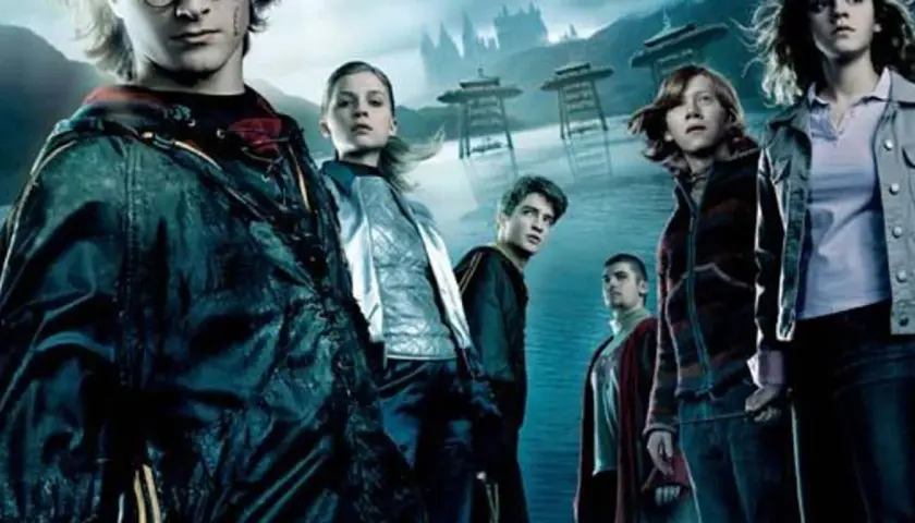 Harry, Ron, Hermiona i przyjaciele w mrocznej scenerii. To plakat z 4 części Harry Potter.