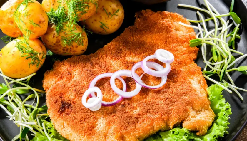 Ile kalorii ma schabowy z ziemniakami i surówką? Sprawdź teraz!