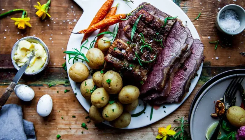En saftig biff med en härlig kryddig kappa, serverad med småpotatis och morötter. En festmåltid!