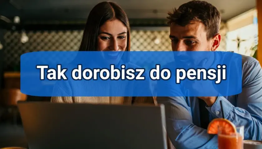 Para patrząca na laptopa, z napisem "Tak dorobisz do pensji".