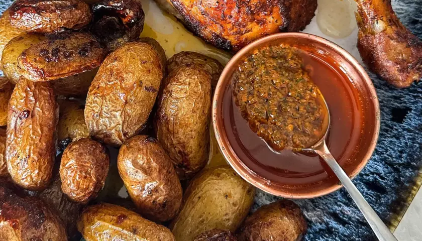 Un plat de poulet portugais rôti avec des pommes de terre dorées et une sauce savoureuse.