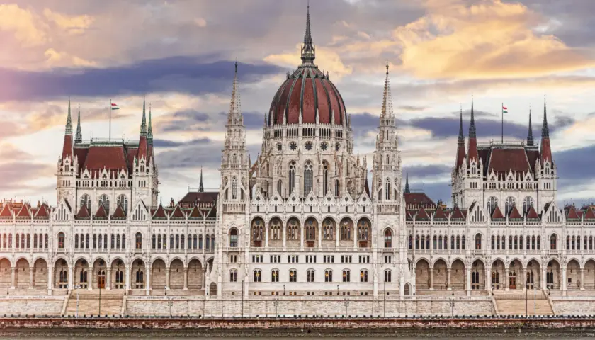 Majestatyczny budynek Parlamentu w Budapeszcie, znany jako budapeszt zamek, odbija się w spokojnej wodzie Dunaju.