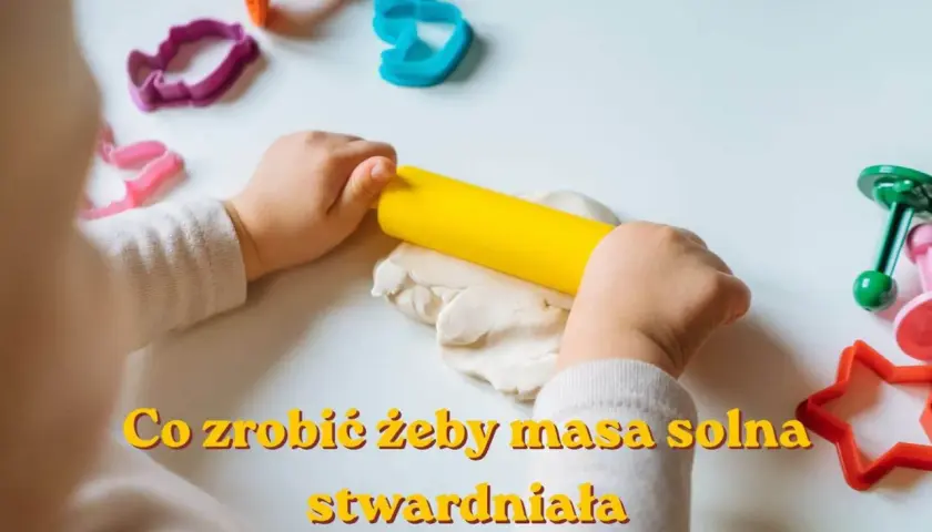 Dziecko wałkuje masę solną, przygotowując ją do zabawy. Prosty przepis na masę solną dla dzieci, która po wyschnięciu stwardnieje.
