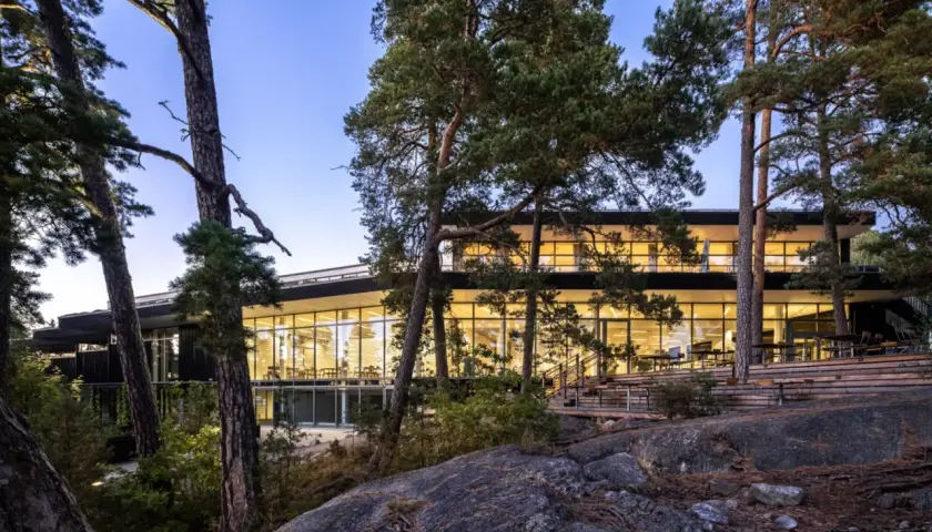 Artipelag museum, ett modernt museum omgivet av skog och vatten, med stora glaspartier som släpper in ljus.