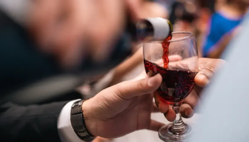 Czerwone wino nalewane do kieliszka. Czy alkohol podnosi ciśnienie? Zastanawiamy się nad tym przy kieliszku wina.