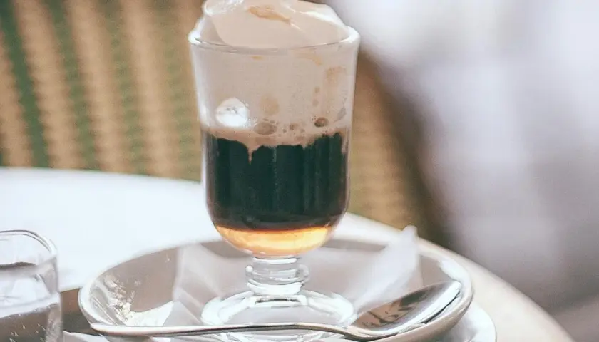 Un bicerin, bevanda torinese, con caffè, cioccolato e crema. La ricetta è un segreto, ma il gusto è inconfondibile.