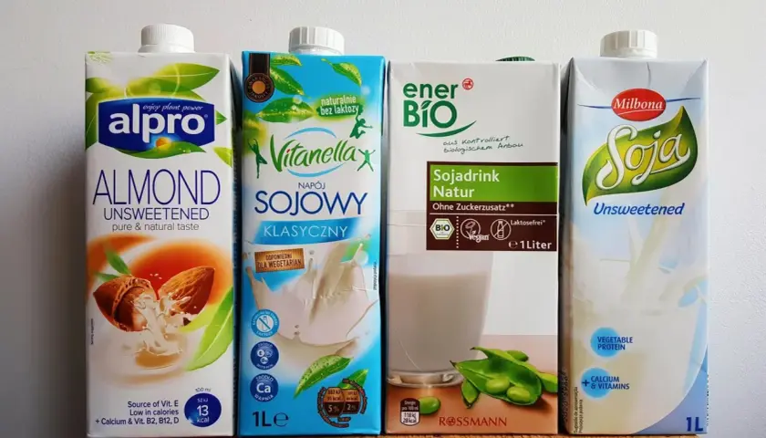 Cztery kartony napojów roślinnych: migdałowy Alpro, sojowy Vitanellax, sojowy EnerBio i sojowy Milbona. Idealne do kawy inka z mlekiem.