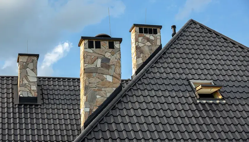 Komin w kolorze elewacji: jak stworzyć harmonijną całość budynku