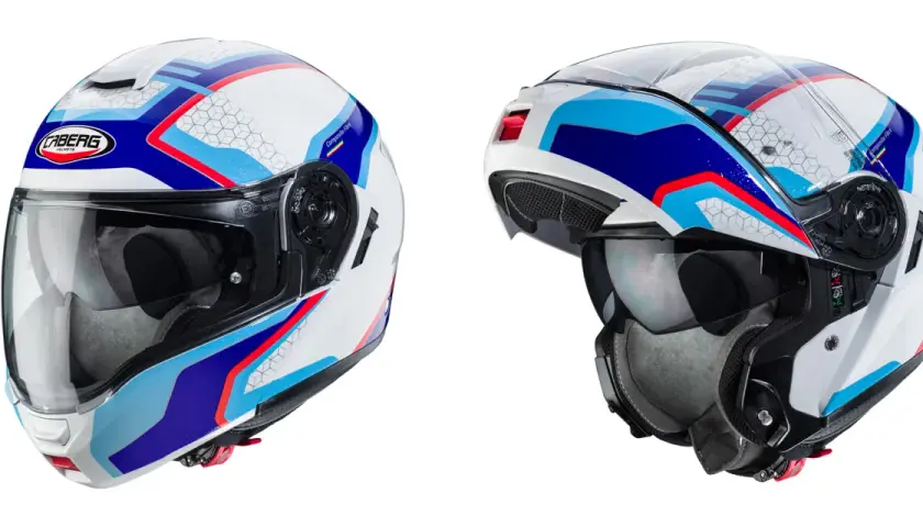Due caschi da moto bianchi con grafiche blu, rosse e azzurre. Uno è un casco integrale, l'altro è un modulare aperto.