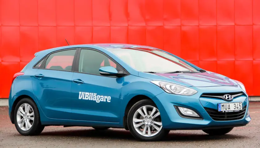 Blå Hyundai i30 med texten "ViBilägare" på sidan. En potentiell hyundai i30 problem kan vara att den inte startar.