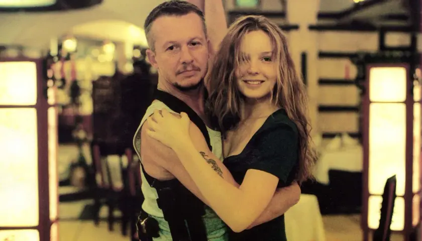 Agnieszka Włodarczyk i partner obejmują się. W tle widać wnętrze restauracji.