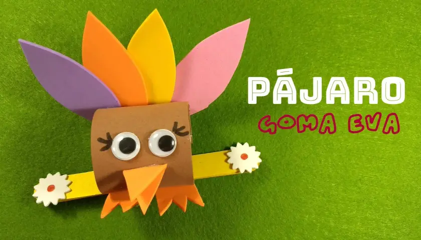 Un pájaro de goma eva, hecho con materiales reciclados, ideal para manualidades infantiles.