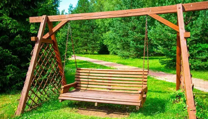 Jakie drzewo na huśtawkę ogrodową: wybierz materiał na lata użytkowania