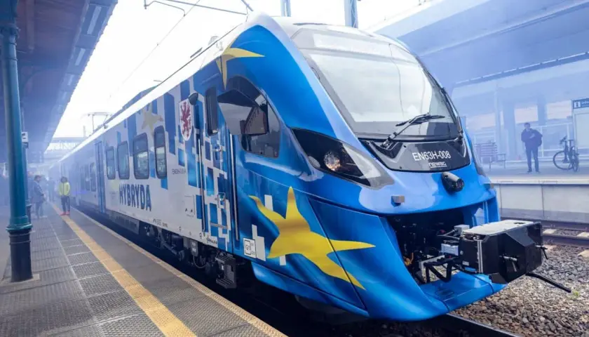 Nowy pociąg hybrydowy EN63H-008 z motywem gwiazd Unii Europejskiej na niebieskim tle, gotowy do podróży.
