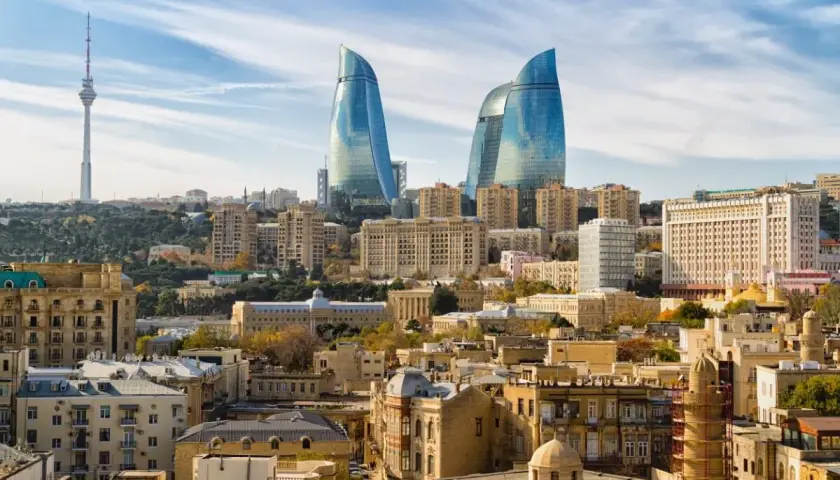 Widok panoramy Baku z nowoczesnymi wieżowcami Flame Towers i wieżą telewizyjną.