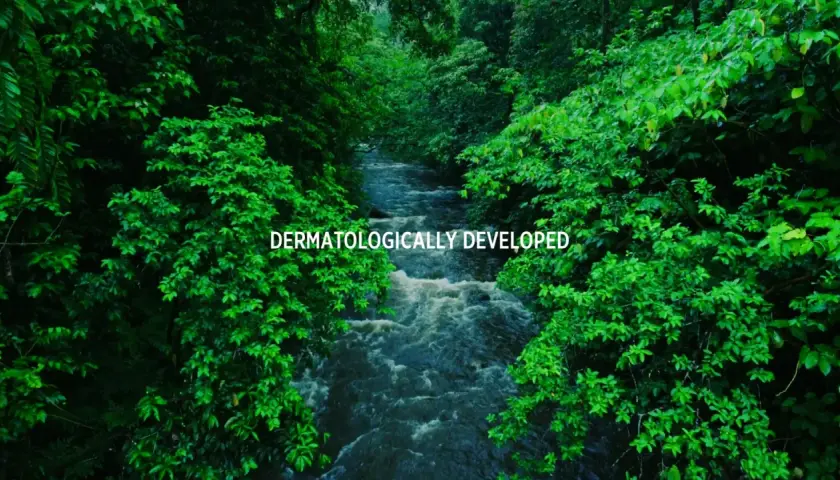 En forsiktig, grönskande djungel med en porlande flod. Texten "DERMATOLOGICALLY DEVELOPED" antyder en naturlig, grön peel-produkt.