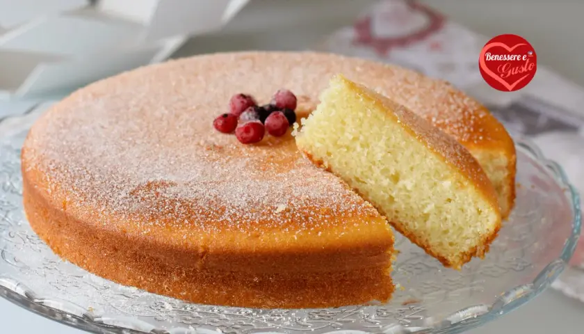 Torta da colazione morbidissima, cosparsa di zucchero e decorata con frutti di bosco. Perfetta per iniziare la giornata con dolcezza.