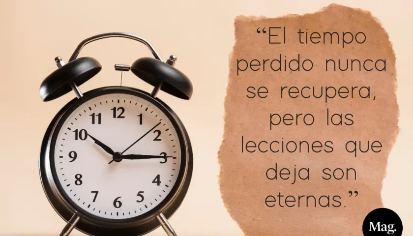 Despertador clásico junto a un trozo de papel con frases de recuerdos: "El tiempo perdido nunca se recupera, pero las lecciones que deja son eternas.