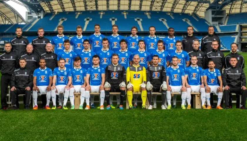 Lech Poznań kadra w komplecie, gotowa do walki na murawie stadionu.