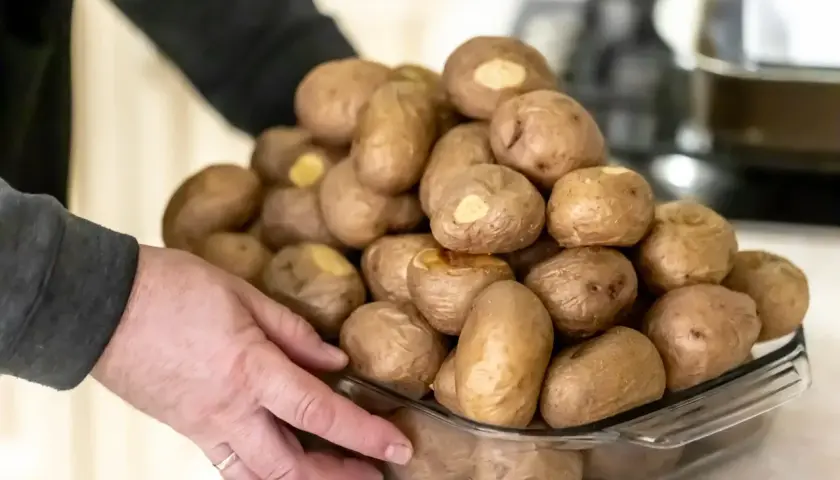 Un bocal rempli de pommes de terre pour une raclette. La question est : combien de pommes de terre par personne pour une raclette ?