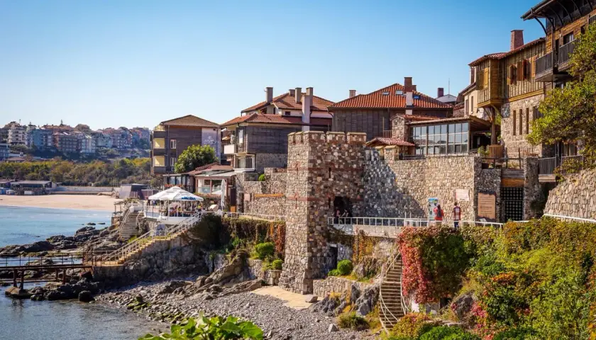 Kamienne mury i urokliwe domy nad morzem. Sozopol atrakcje zachwycają widokiem i klimatem.