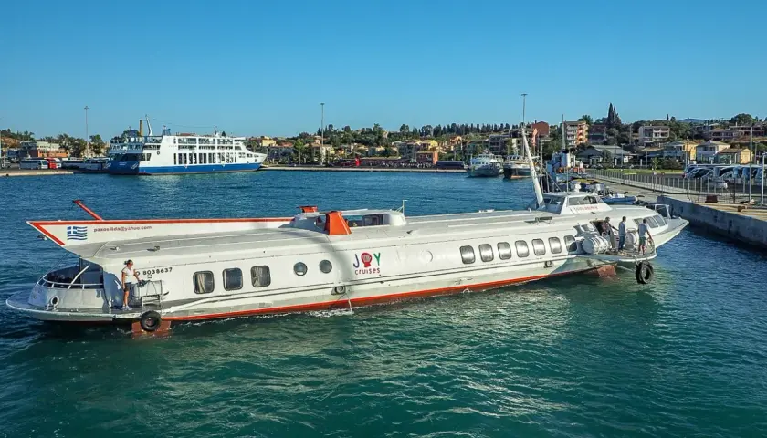 Hydrofoil "Joy Cruises" gotowy do rejsu z Korfu do Sarandy. W tle widać prom pasażerski.