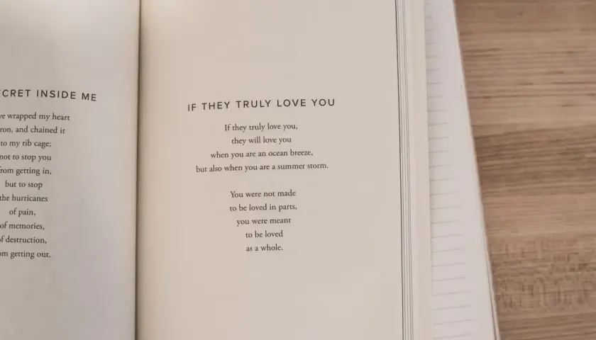 En öppen bok med dikter. En sida har titeln "IF THEY TRULY LOVE YOU" och ger tips om hur man skriver en dikt om kärlek.