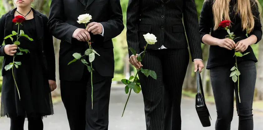 Jak ubrać dziecko na pogrzebie, aby czuło się komfortowo i szanowało?