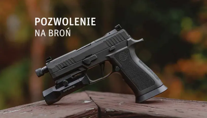 Czarny pistolet z latarką, gotowy do akcji. Pozwolenie na broń dla żołnierzy to klucz do bezpieczeństwa.
