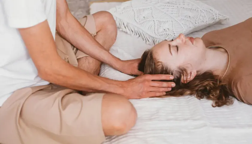 Mani che accarezzano la testa, rilassamento profondo. Sensazioni dopo massaggio shiatsu, pace interiore e benessere.