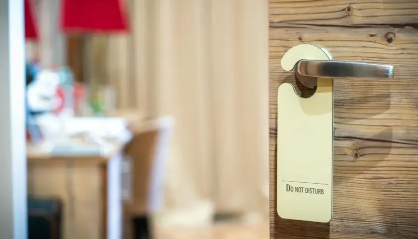 Hotel na kartę: Jak zamknąć drzwi od środka? Pełne bezpieczeństwo!