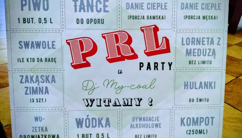 Plakat z napisem "PRL PARTY" i menu: piwo, tańce, dania ciepłe, zakąski, wódka, kompot.