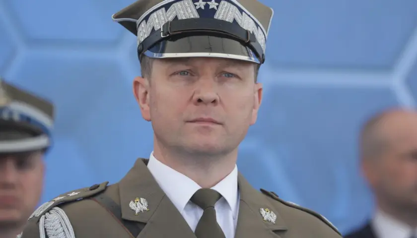 Generał Tomasz Włodarek w mundurze wojskowym, z orłem na piersi i gwiazdkami na naramiennikach, podczas uroczystości.